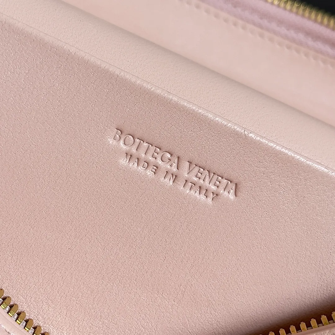 Batch 1360 Bottega Veneta 24 spring and summer woven zipper crossbody bag. A crossbody bag that can be used as a cosmetic bag. The exquisite weaving and compact body are an indispensable accessory for the upcoming summer. The double zipper also better protects the bag. It has a large capacity. If you like it, don’t miss it. Style number: 789109 Size: 22*12.5*5cm